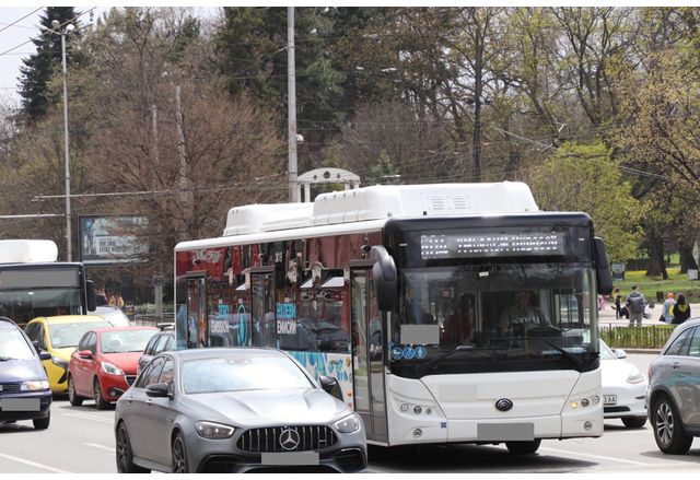 Лека катастрофа с автобус на градския транспорт предизвика голямо задръстване