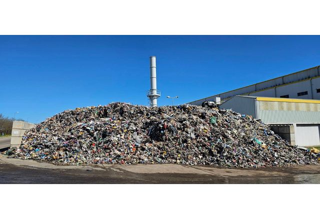 Огромни количества РДФ, произведен от завода за отпадъците на София, се заравят в депото ежедневно вместо да се изгарят в циментовите заводи