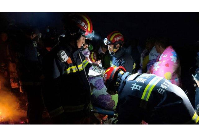 Спасителни екипи в Китай