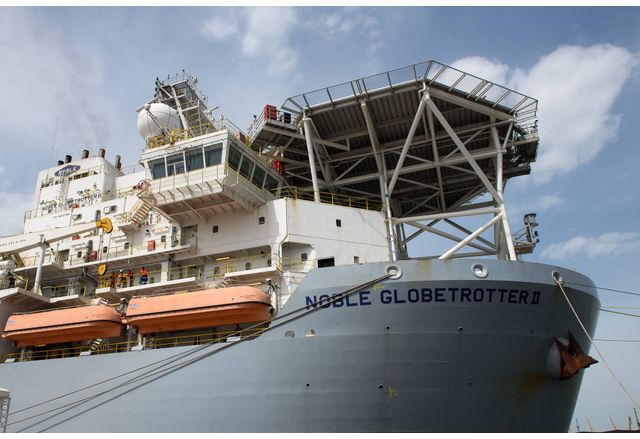 Специализиран кораб за проучване за находища на нефт и газ