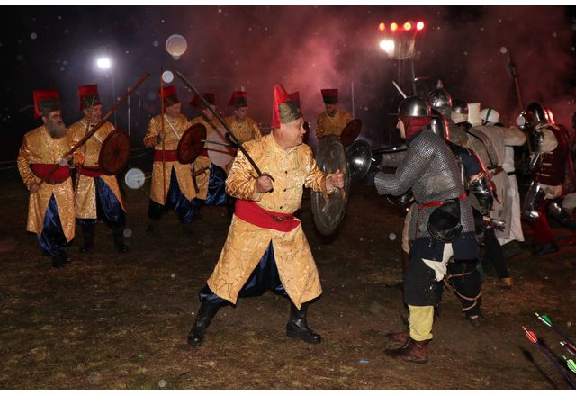 Самодейци от Оряхово екипирани в доспехите на средновековните рицари на