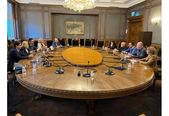 В първата среща от преговорите между ГЕРБ СДС и Демократична България