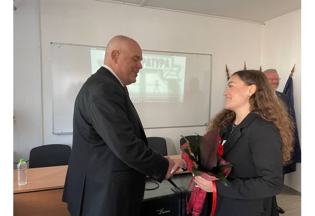 Среща на Иван Гешев с ученици от пловдивската езикова гимназия