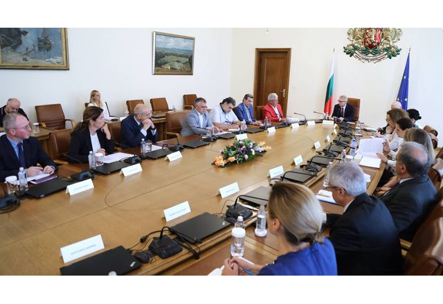 Среща на премиера акад. Николай Денков и министри от кабинета с ръководствата на КНСБ и КТ "Подкрепа"