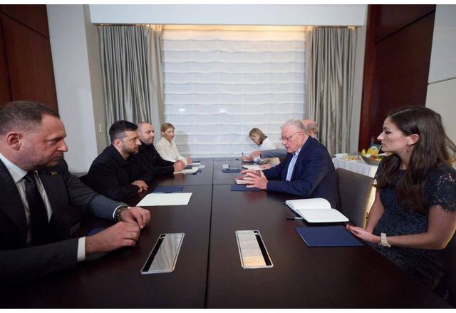 Украинският президент Володимир Зеленски проведе среща със специалния представител на