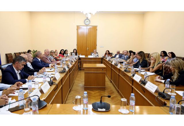 Среща с представители на министерствата на туризма, младежта и спорта, икономиката и индустрията, регионалното развитие и благоустройството, КЗП, ДАМТН, БИМ и БСА