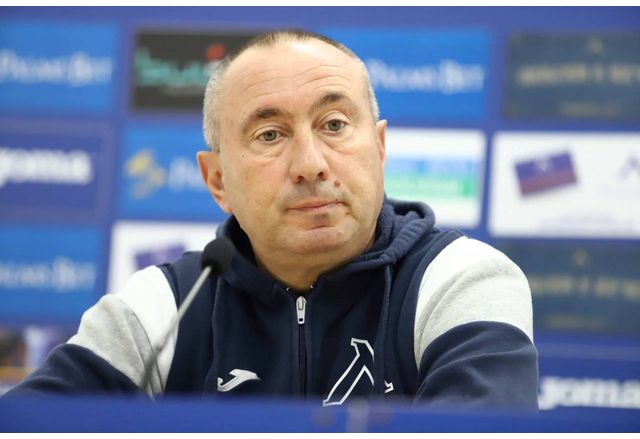 Треньорът на Левски Станимир Стоилов обяви решението си дали остава