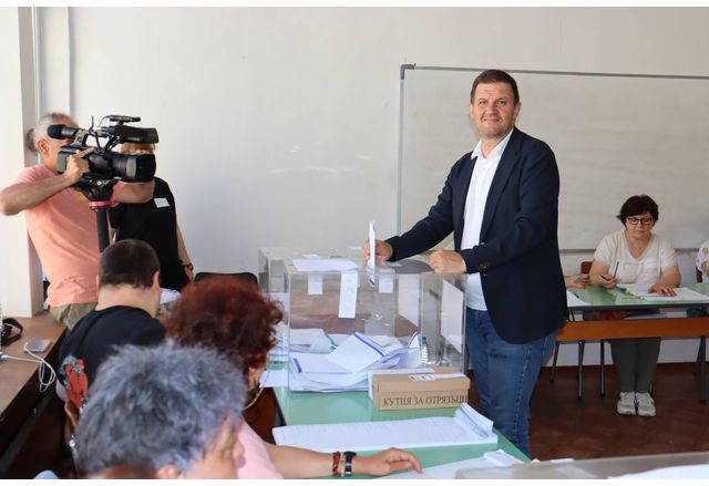 Кметът на Хасково Станислав Дечев гласува и в двата избора