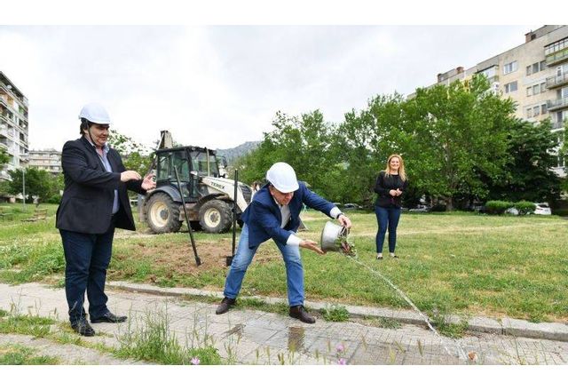 Стартира благоустрояването около няколко жилищни блока