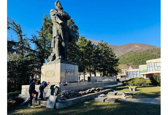 Стартира ремонтът на паметника на Христо Ботев В момента се