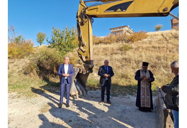 Кметът д р Христо Грудев днес даде официален старт на изграждането
