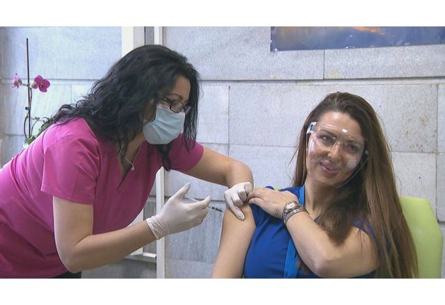 Старшата акушерка в "Майчен дом" София Йорданова получи първата ваксина на "Модерна"