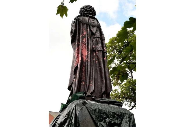 Статуя на Маргарет Тачър беше залята с червена боя