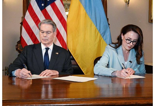 Вашингтон и Киев подписаха по рано днес икономическо споразумение за разработване