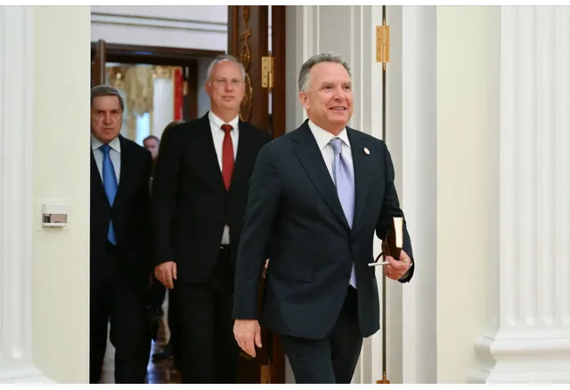 Стив Уиткоф - зад него е Кирил Дмитриев