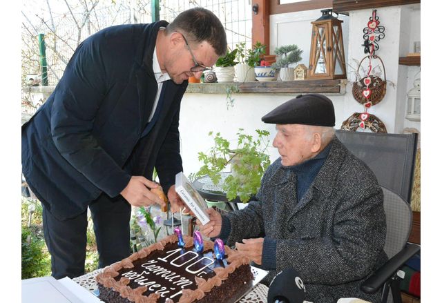 Преживял Холокоста и участвал във Втората световна война хасковлия празнува