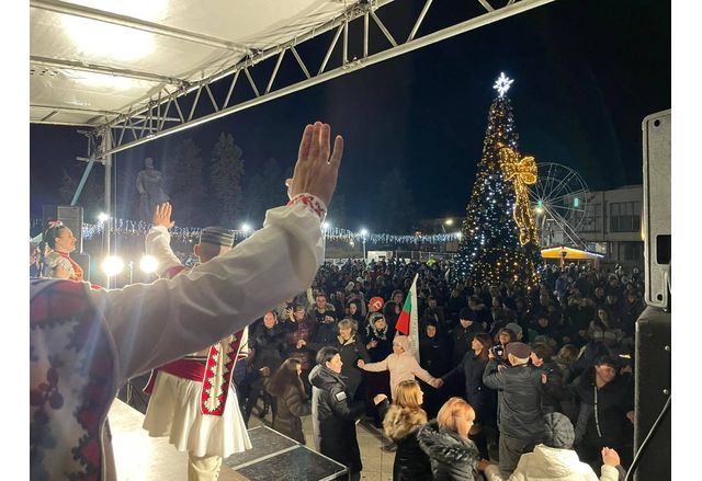 Жители и гости на Враца посрещнаха заедно Нова година на