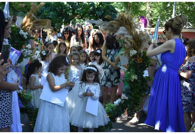Стотици момиченца участваха днес в уникалния за страната ритуал “Каленица” в Асеновград