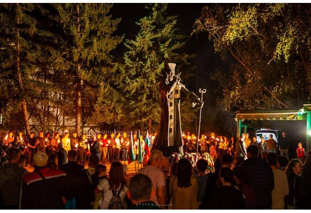 Стотици се включиха във факелното шествие за Деня на будителите във Враца