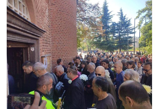 България се сбогува с една от най емблематичните фигури в българската