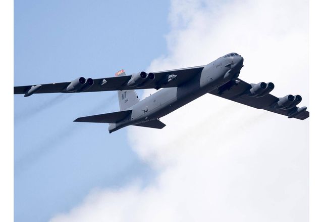 Американски стратегически бомбардировач В 52Н Stratofortress по време на тренировъчен полет