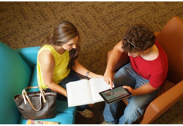 След скока на студентските такси за платено обучение през следващата