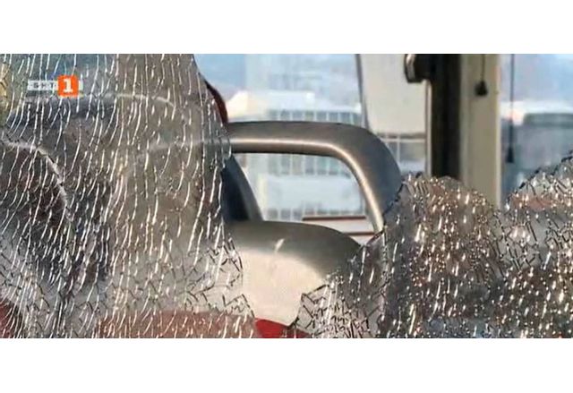 Счупеното стъкло на автобуса в Пловдив