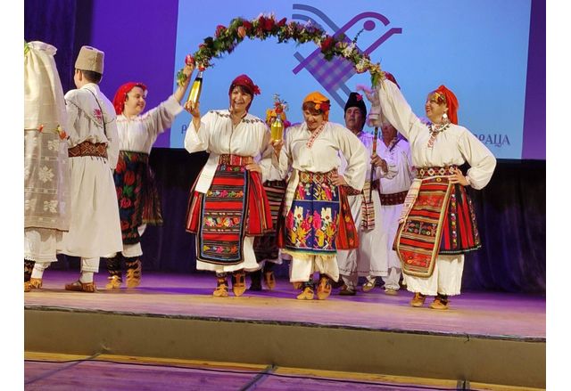 Две певчески и танцови групи и трима индивидуални изпълнители на