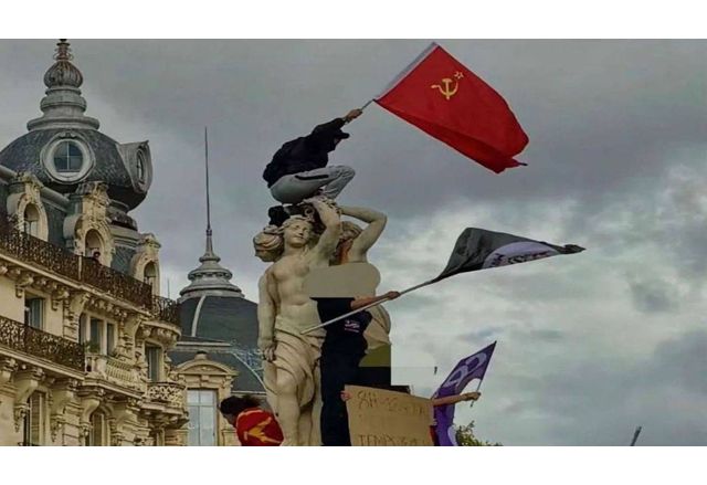 Съветски флаг на протестите в Париж