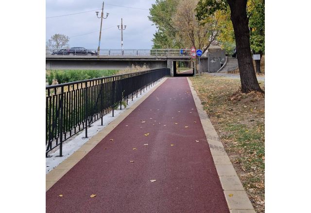 Изграждането на велоалеята от моста при централния площад до Градския