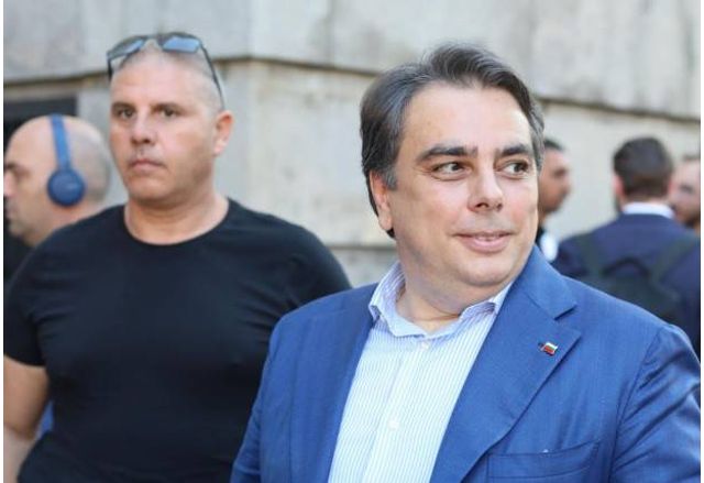 Сътрудник на Асен Василев е бил задържан