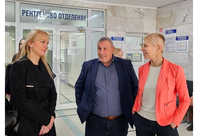 По повод Международния ден на медицинските сестри – 12 май, д-р Ваня Тагарева – заместник-председател на Столичния общински съвет, и д-р Антон Койчев, д.м. – заместник-председател на Постоянната комисия по "Здравеопазване", посетиха ДКЦ XXII – София