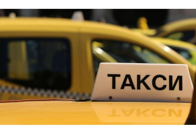 Такси блъсна двама пешеходци на кръстовището на улица Цар Симеон