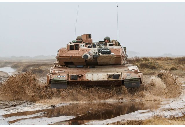 Украински войник сравни германските танкове Leopard 2 с  Mercedes Той
