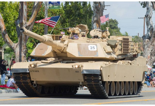 Голям брой американски танкове и военни превозни средства пристигнаха в
