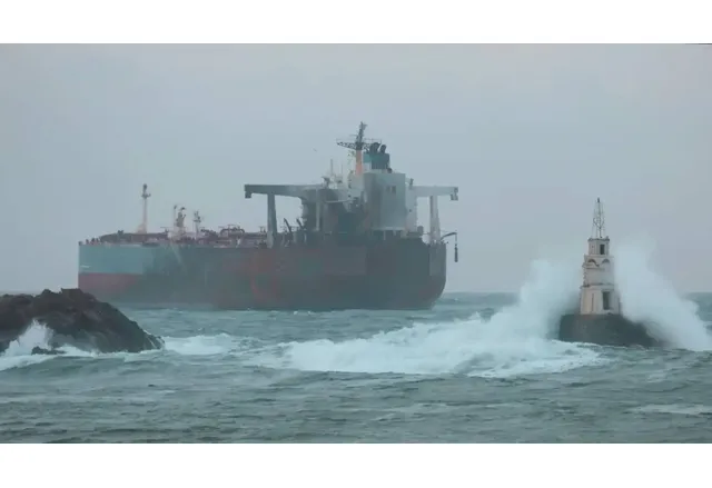 Операцията по изтегляне на танкера Кайрос който се намира в