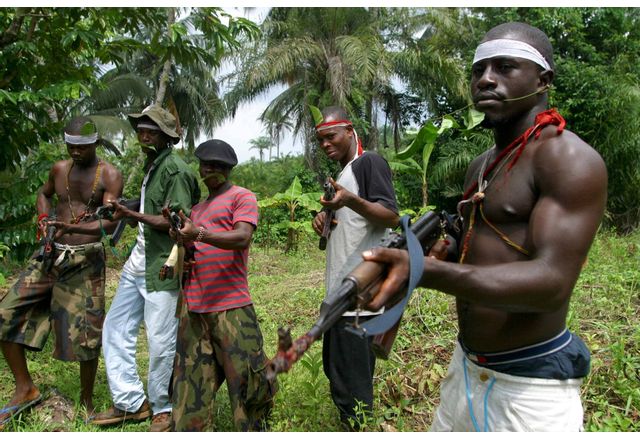 Тежко въоръжени нигерийски банди