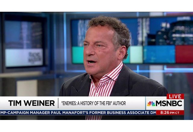 Книгата Мисията на американския журналист Тим Уайнър започва с катастрофално