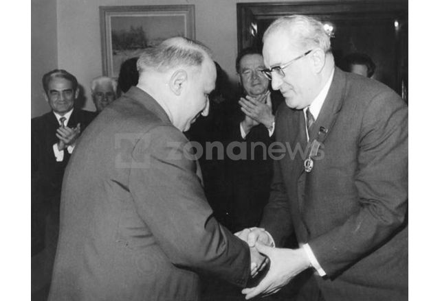 Тодор Живков посреща председателя на КГБ Юрий Андропов, докато го уверява, че Държавна сигурност е филиал на КГБ в България