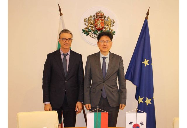 Министърът на енергетиката Трайчо Трайков и посланикът на Южна Корея у нас Н.Пр. Донг-бе Ким 