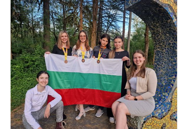 Три български ученички с медали от европейската олимпиада по математика за момичета