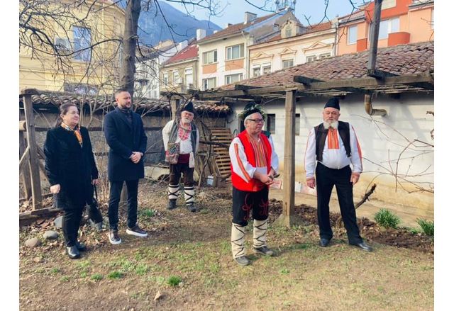 С ритуала Зарязване в двора на Димитракиевата къща в Етнографско възрожденски