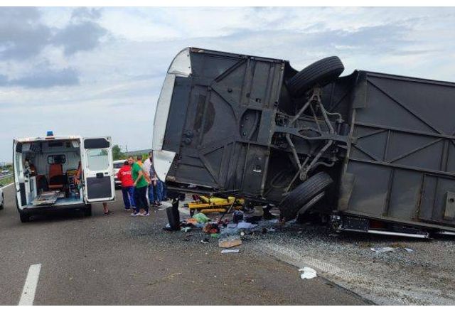 Туристически автобус катастрофира край Бургас, има много ранени пътници