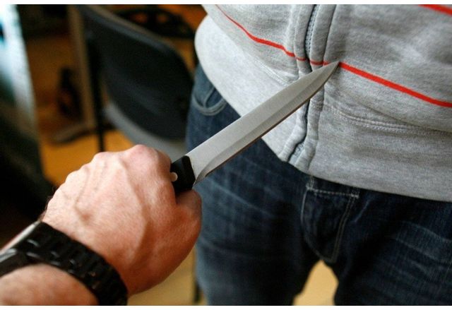 34 годишен мъж е бил нападнат и намушкан с нож в