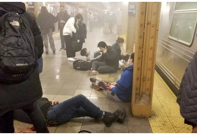 Убити и ранени при стрелба в метрото на Ню Йорк
