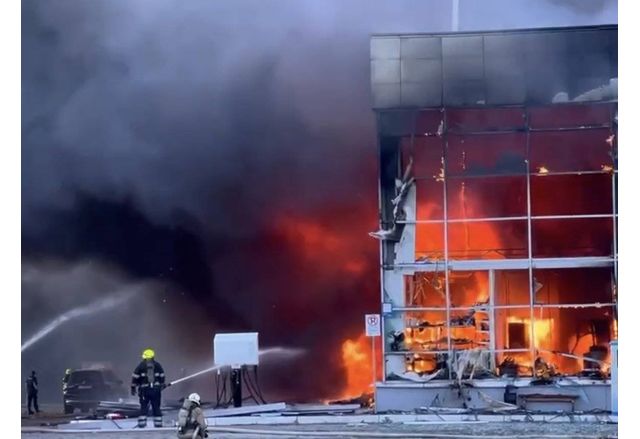 Руската армия удари търговския център Амстор в Кременчук в Полтавска