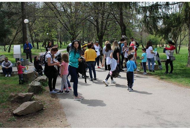 Украински бежанци почистиха парка в Благоевград