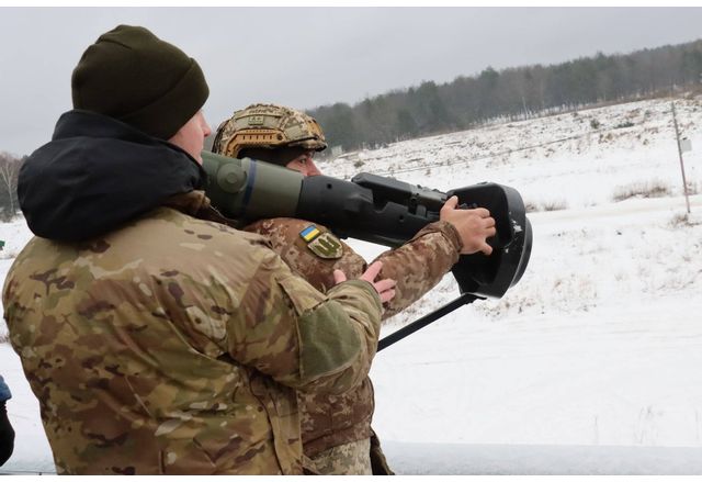 Украински военни в бяло черен зимен камуфлаж се обучаваха вчера да