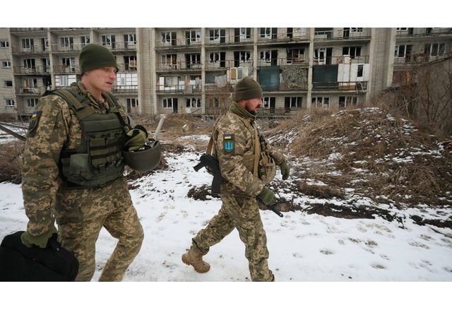 Войници от въоръжените сили на Украйна укрепват позициите си на