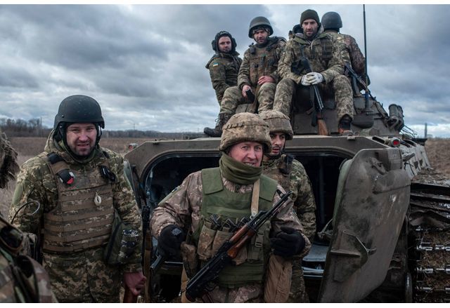 Украинските войски отблъснаха поредица руски нападения в промишлената зона на